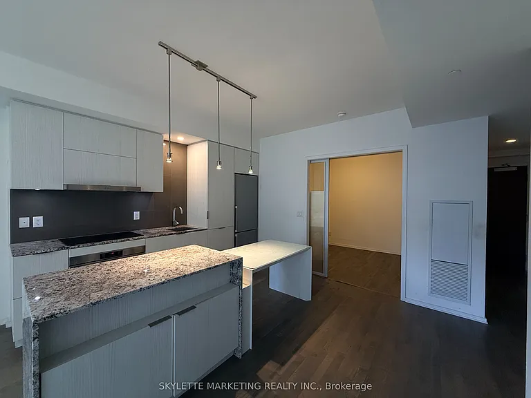 1 Bloor St E #422 — Photo 11