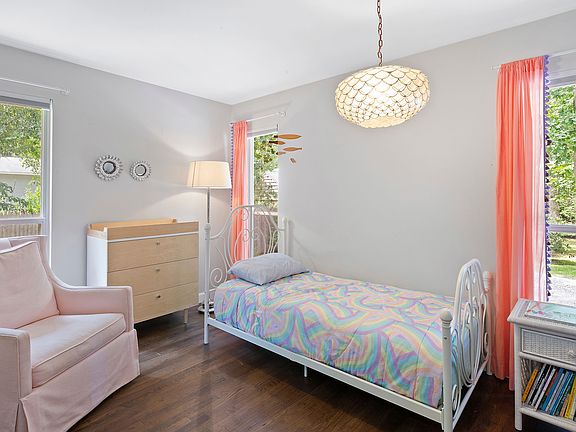 4th image of 20 Hollyoak Ave