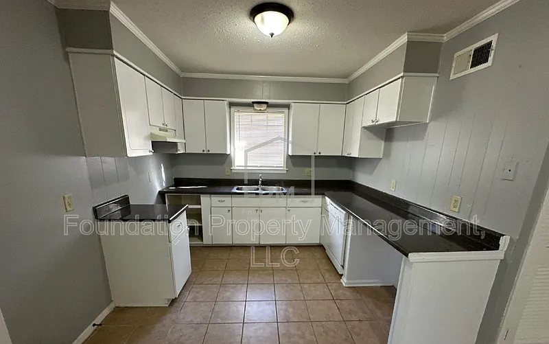 3 bed, 2.0 bath, 1300 sqft, $1,295 — Photo 3
