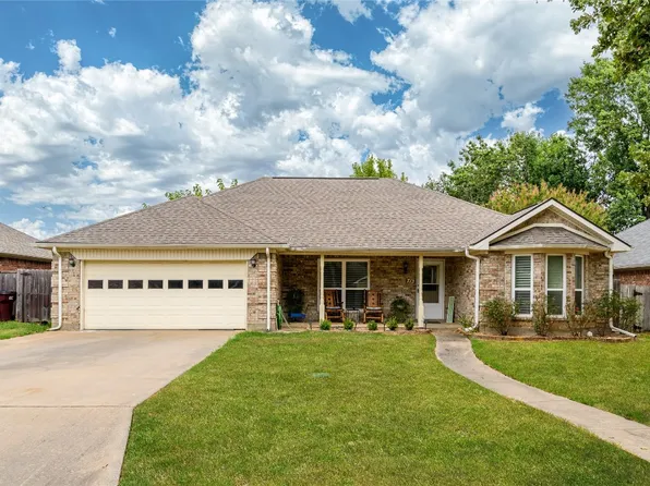 713 Martin St, Bonham, TX 75418