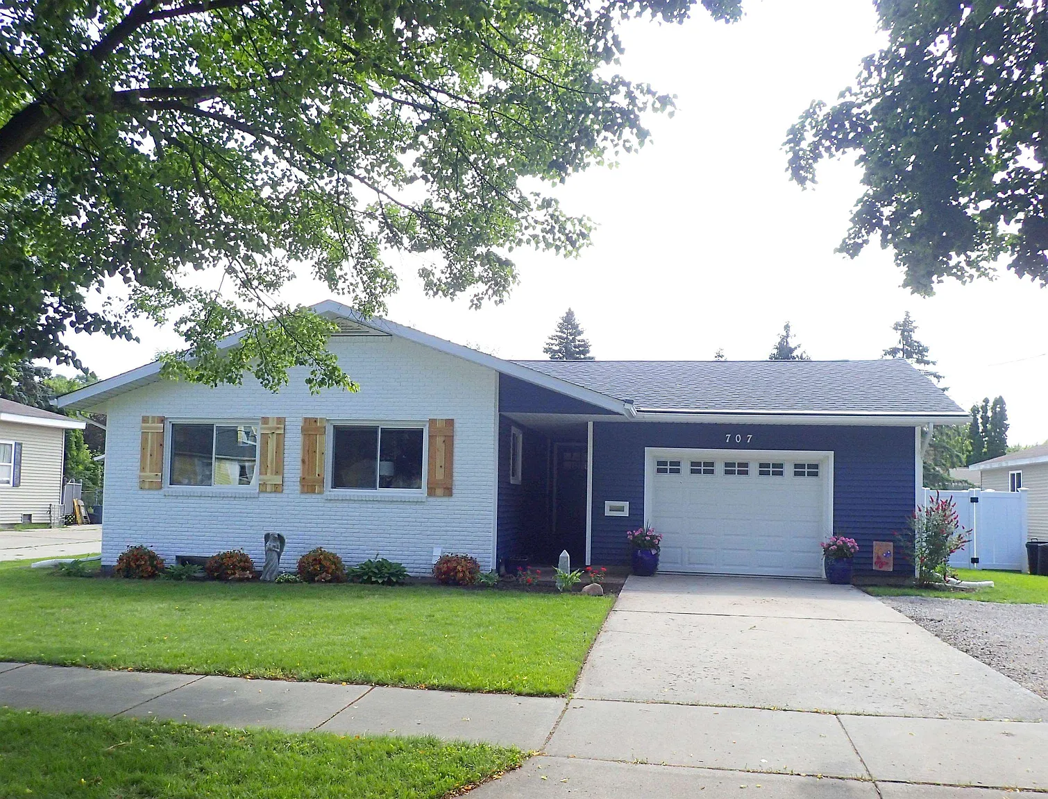 707 Scheurmann St photo 1