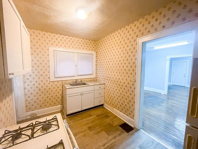 710-712 N Bosart Ave — Photo 18