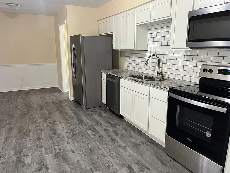 220 Edgewood Dr — Photo 3