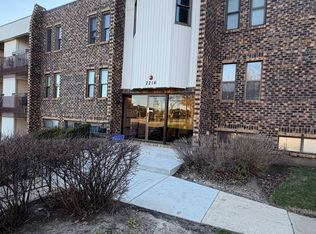2216 Country Club Dr APT 25, Woodridge, IL 60517