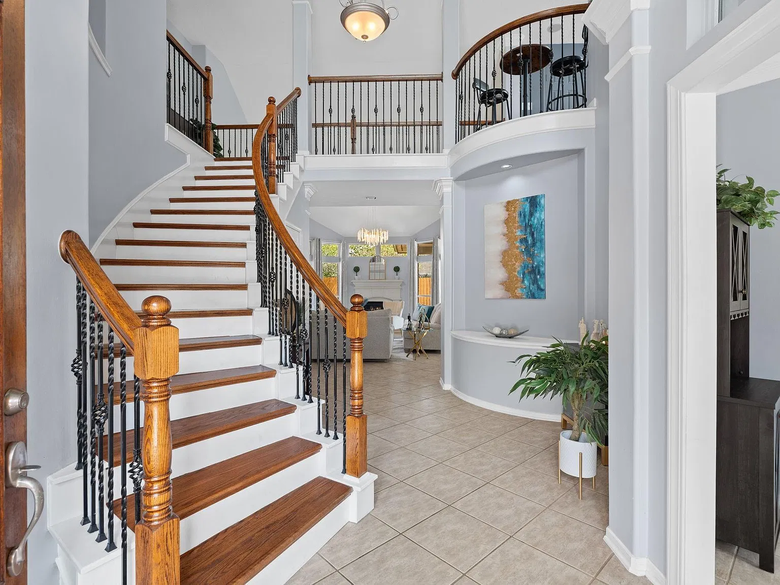 3 bed, 2.5 bath, 2825 sqft, $2,400 — Photo 4