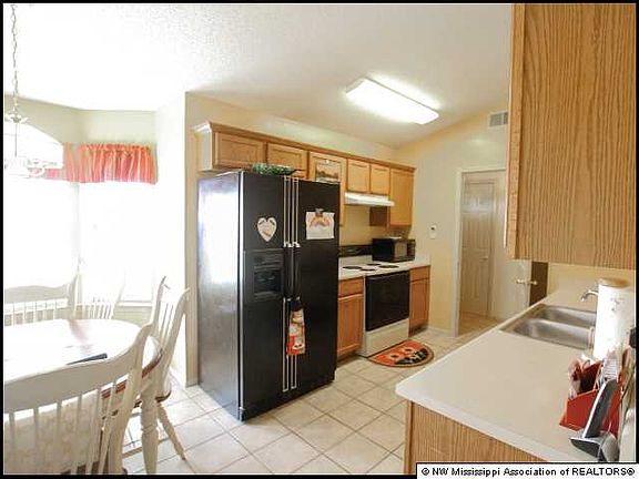 4th image of 2574 Waverly Dr