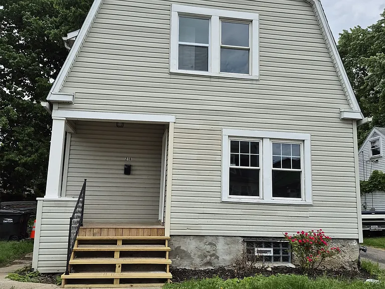 210 S Hedges St — Photo 1