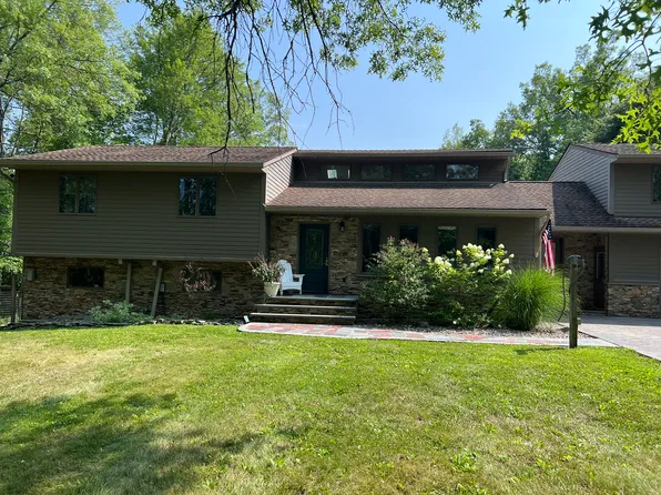 16 Gibbons Ln, New Paltz, NY 12561