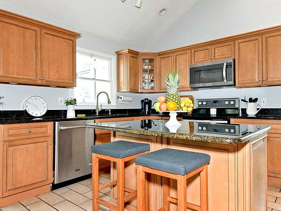 5th image of 10 Forsythe Meadow Ln