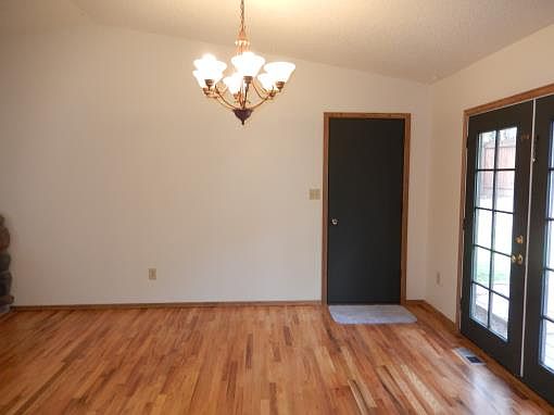 4th image of 222 Evergreen St