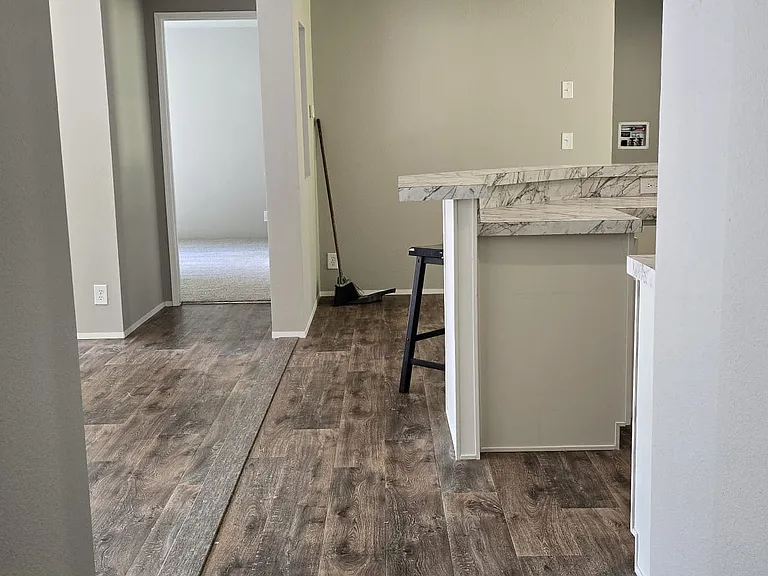 1270 E Lakeshore Dr W — Photo 9