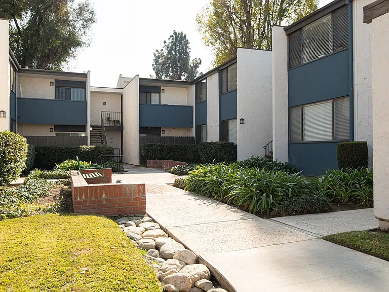 Evria Claremont Apartments — Photo 26