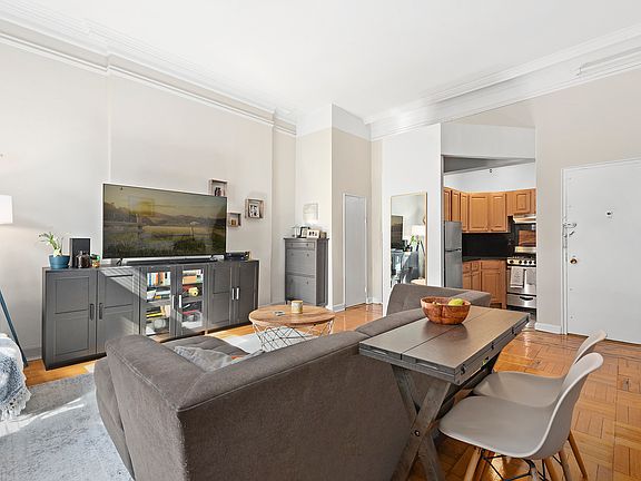 3rd image of 32 W 71st St APT 1B