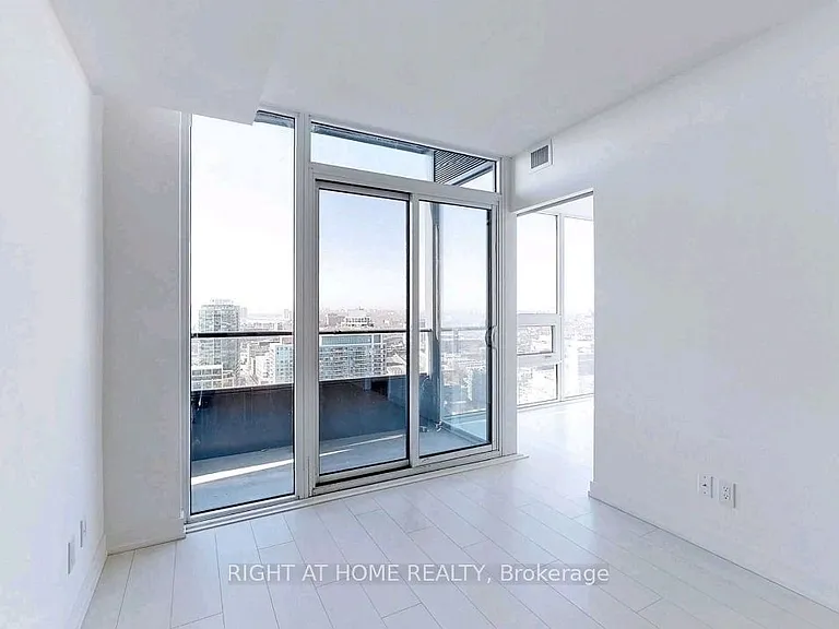 19 Western Battery Rd #Penthouse 11 — Photo 9