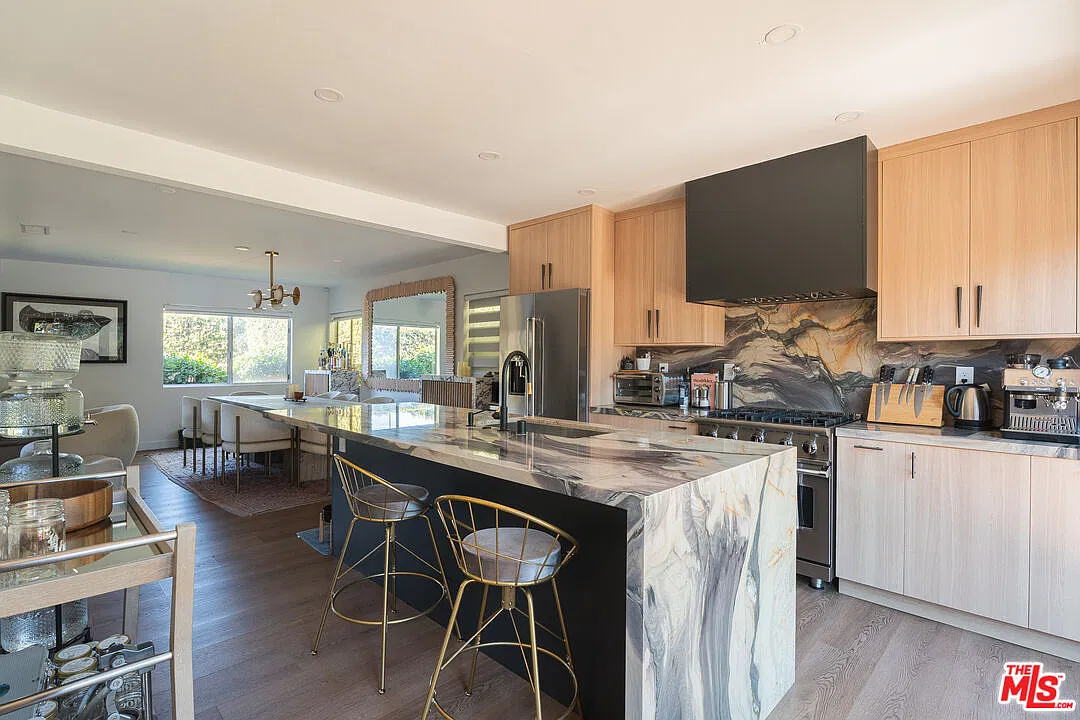 4 bed, 3.0 bath, 2700 sqft, $16,500 — Photo 4