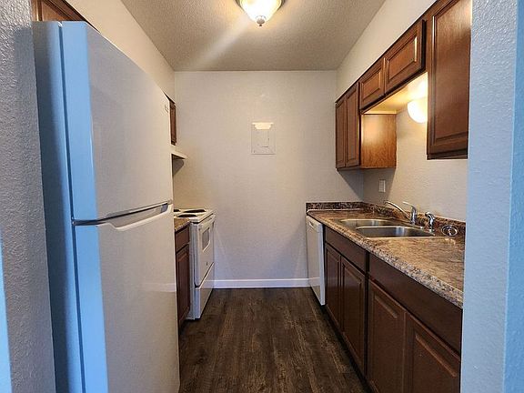 3rd image of 4615 Picturesque Ct APT 4