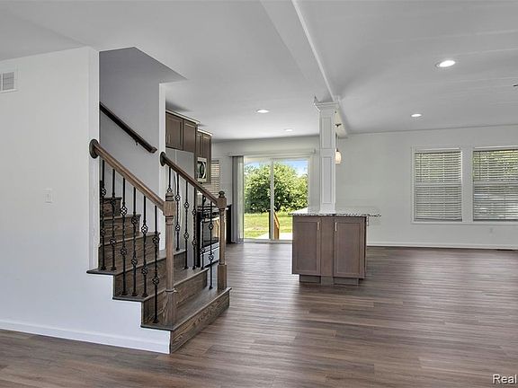 4th image of 1086 Shoman Dr