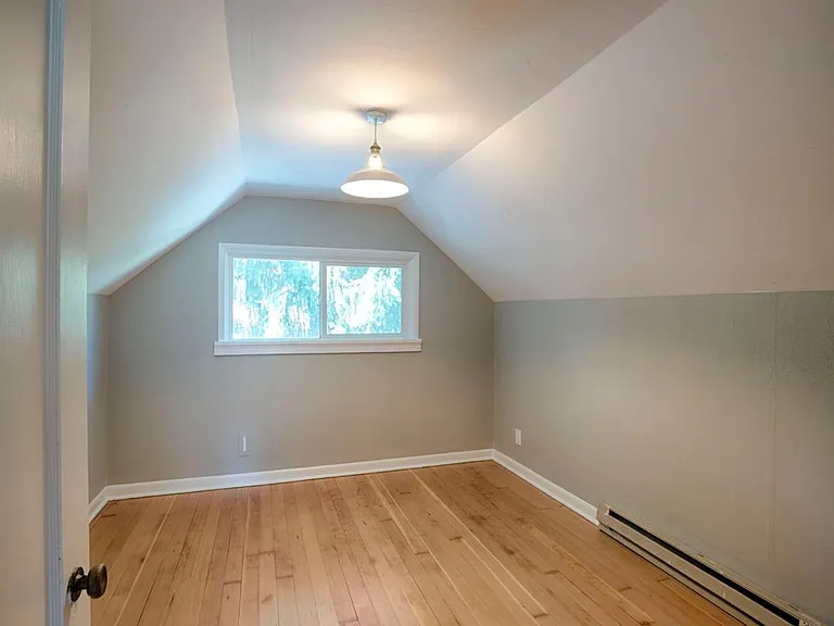 Second upstairs bedroom