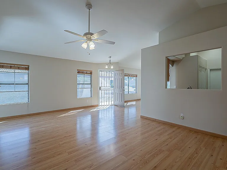 718 W Baylor Ln — Photo 9