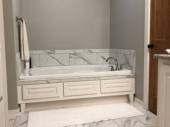 Extra large Jetted tub