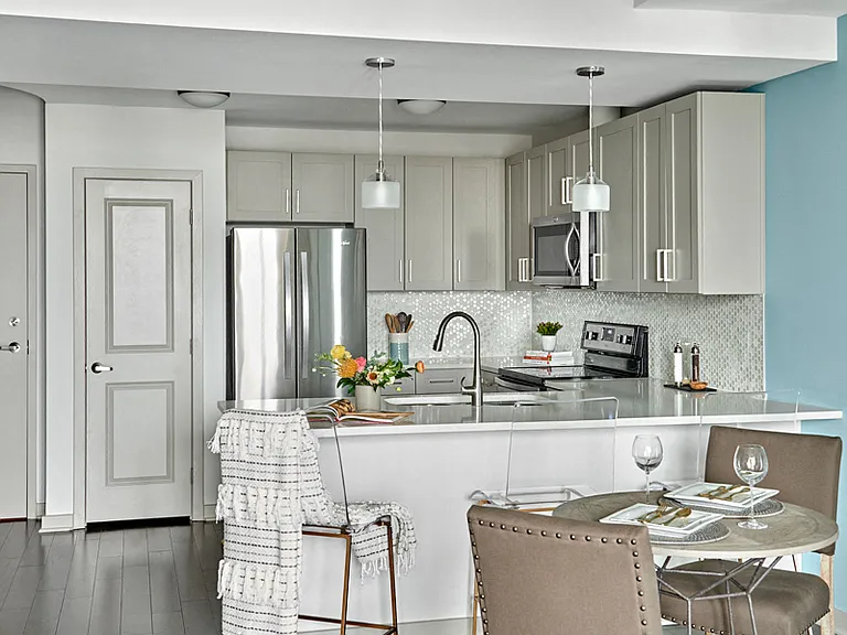 Contemporary 42" cabinets and mosaic tile backsplash