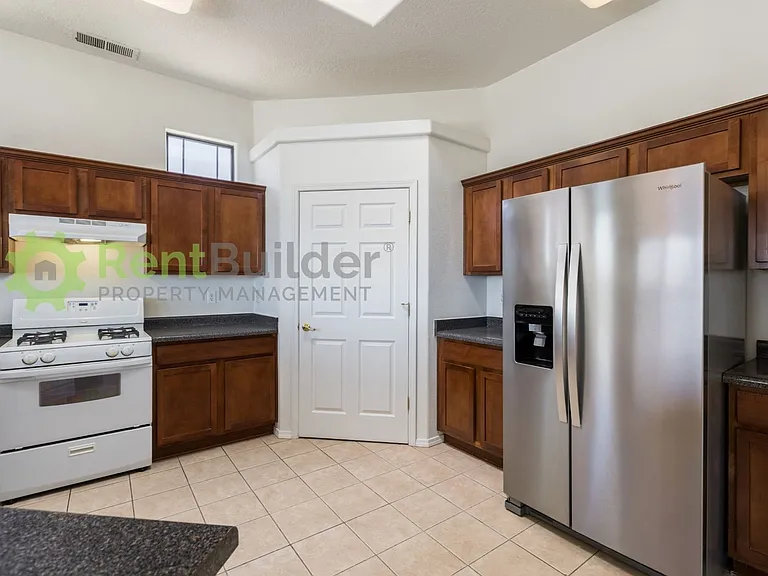 620 3rd St NE — Photo 6