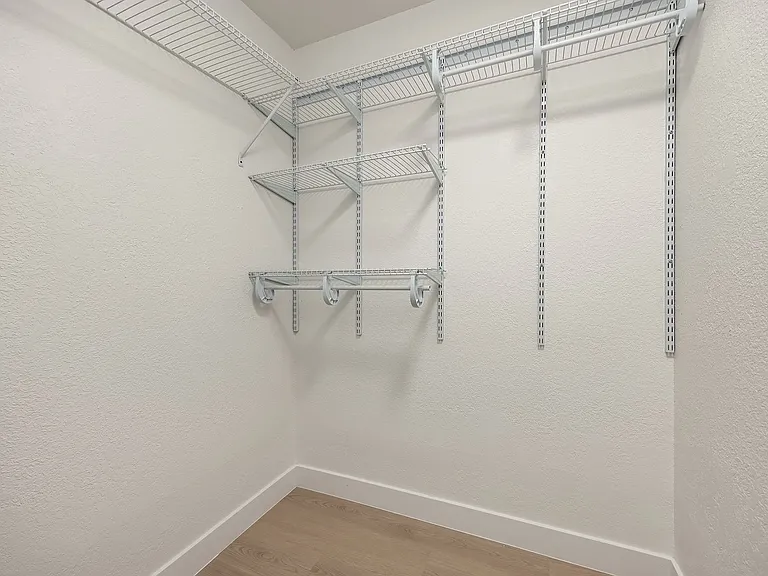 Wellington Place Apartments — Photo 40