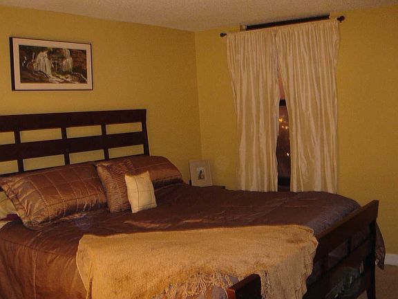 Bedroom w/king sized bed