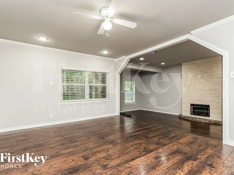11517 Fernald Ave — Photo 2