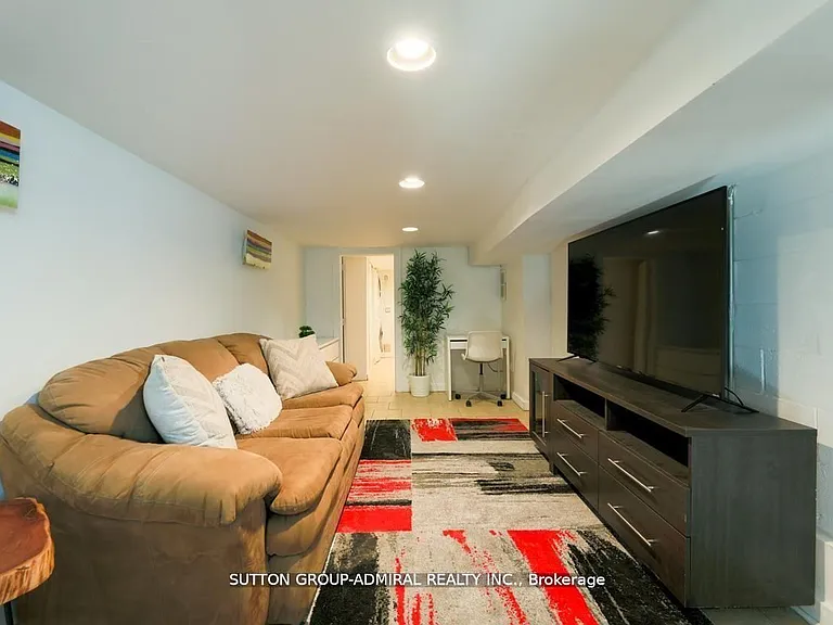 70 Carlaw Ave #BASEMENT — Photo 4