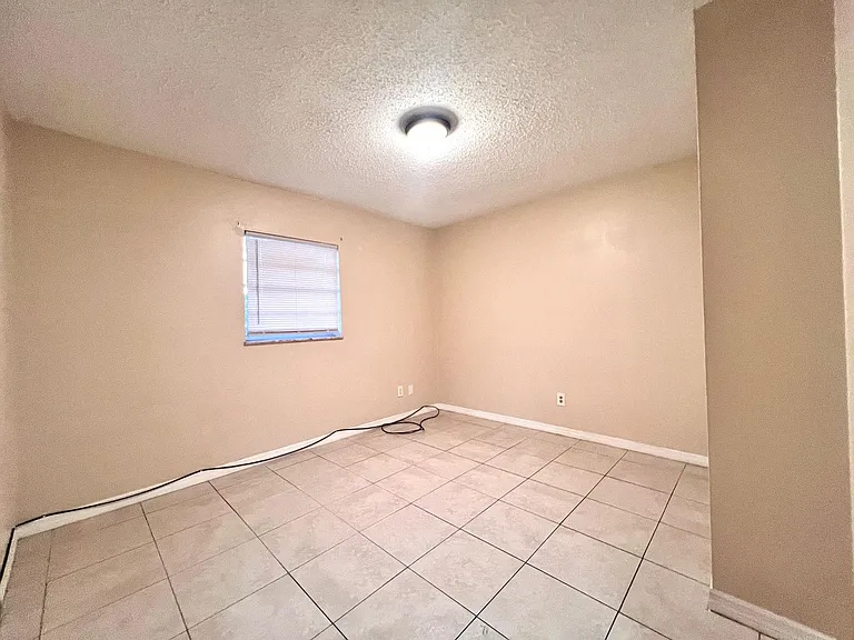 5004 La Salle St #B — Photo 6