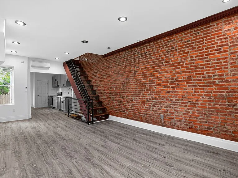 1302 N Dover St — Photo 33