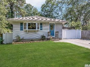 10 Dover Pl, Mastic, NY 11950