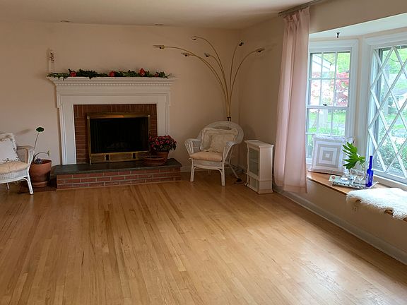 LR w/ fireplace (21X13)