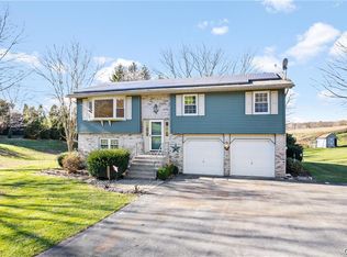 529 Round Table Dr, Nazareth, PA 18064
