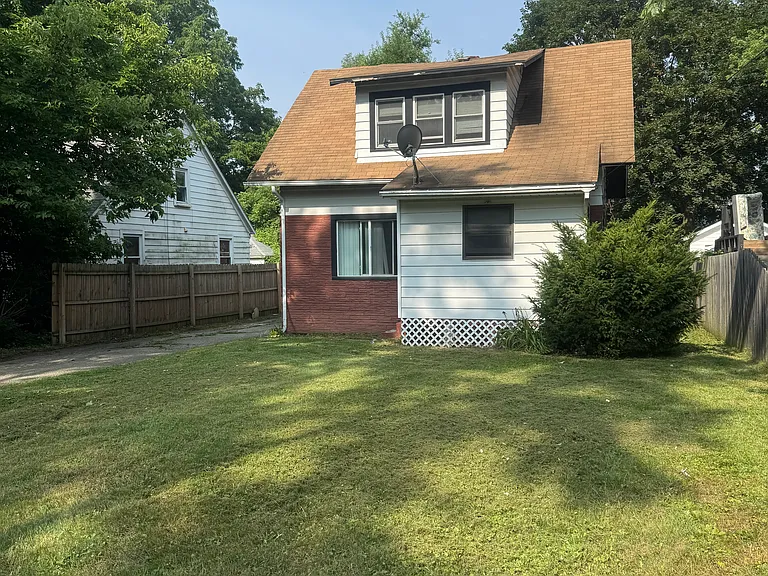 1227 Baker Dr — Photo 3