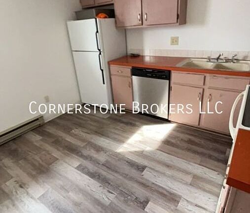 4th image of 624 Maple St APT E