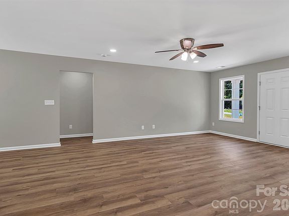 4th image of 1210 Old Greenbriar Dr