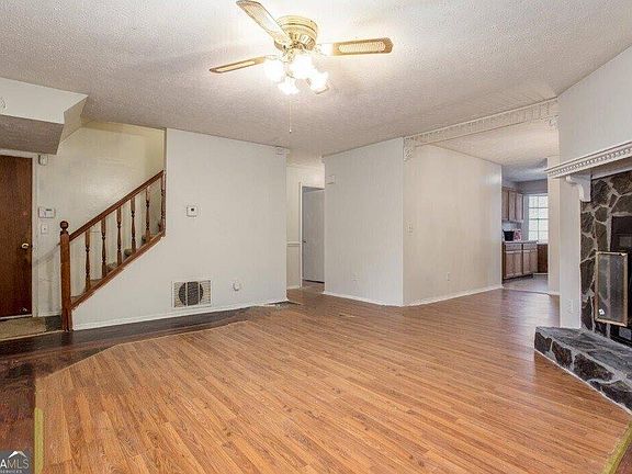 3rd image of 602 Pine Tree Trl