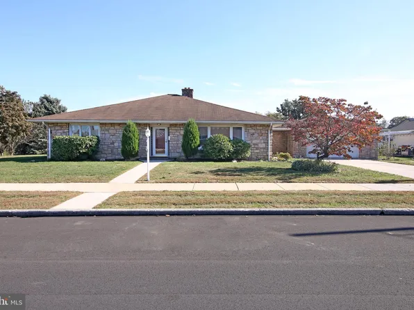 814 E Oak St, Palmyra, PA 17078