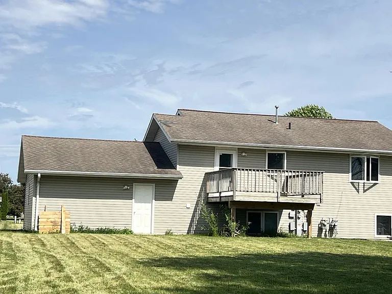 261 Wintergreen Dr — Photo 2