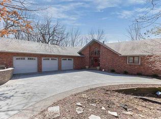 6075 Shadowbrook Dr, Bettendorf, IA 52722