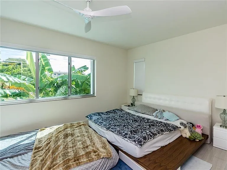 240 Shore Ct — Photo 17