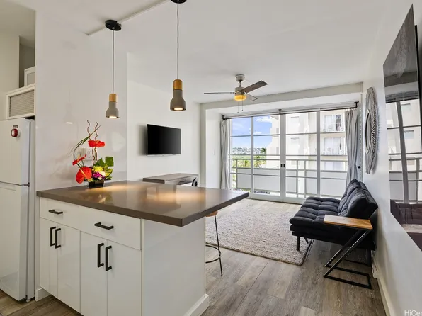 445 Kaiolu St APT 812, Honolulu, HI 96815
