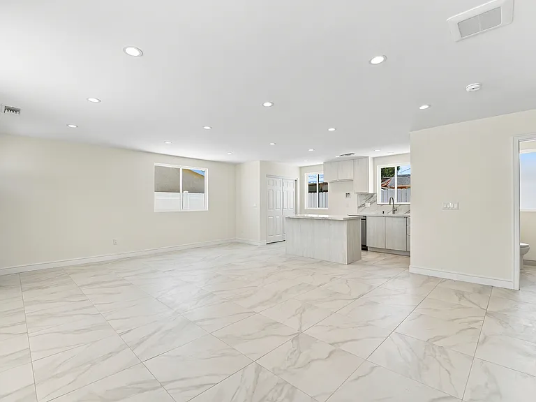 19008 Hartland St #913S38 — Photo 6