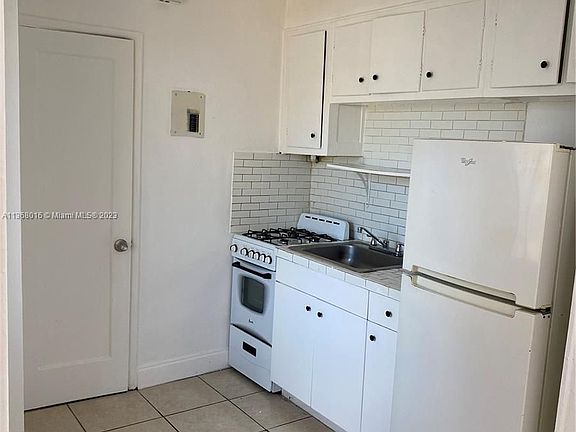 4th image of 100 NW 16th Ave APT 4