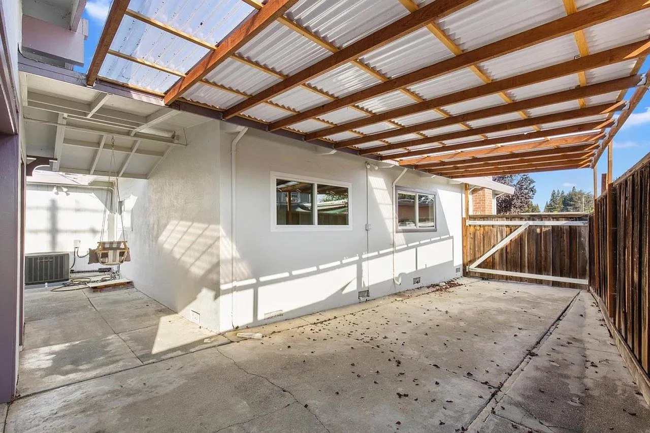 3 bed, 850 sqft, $3,800 — Photo 2