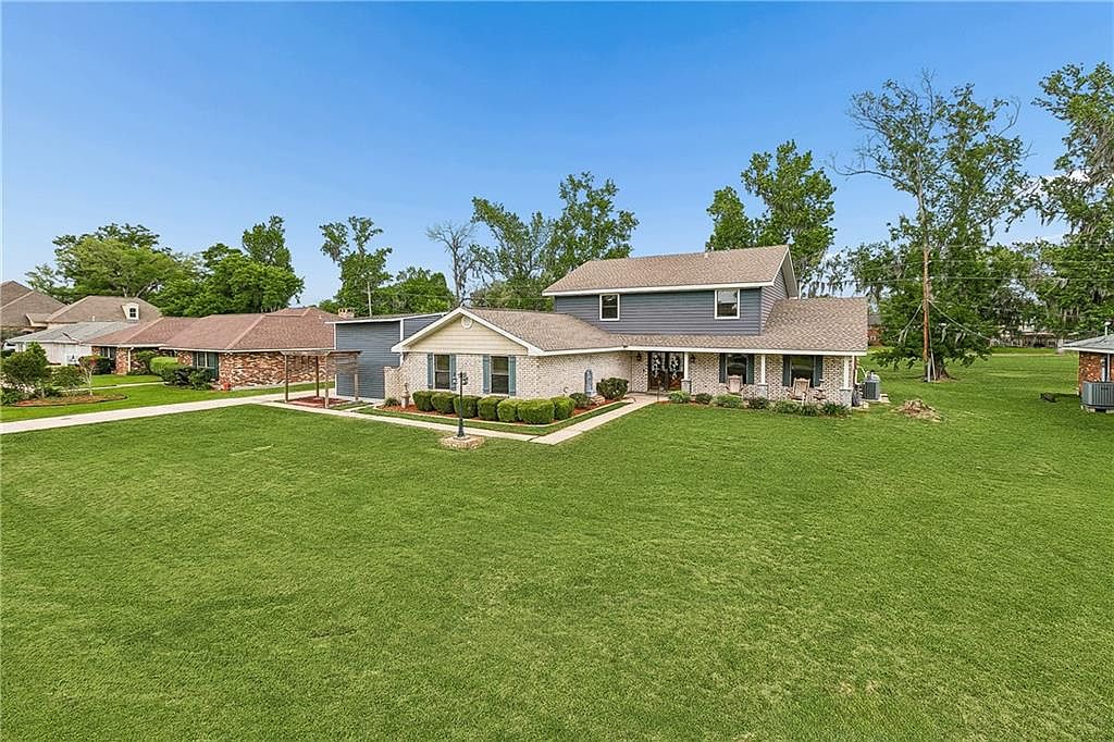 15 W Levert Dr