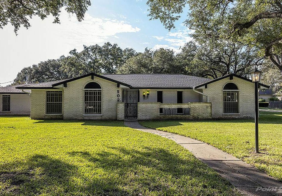 N6A1833_Front Of House 1