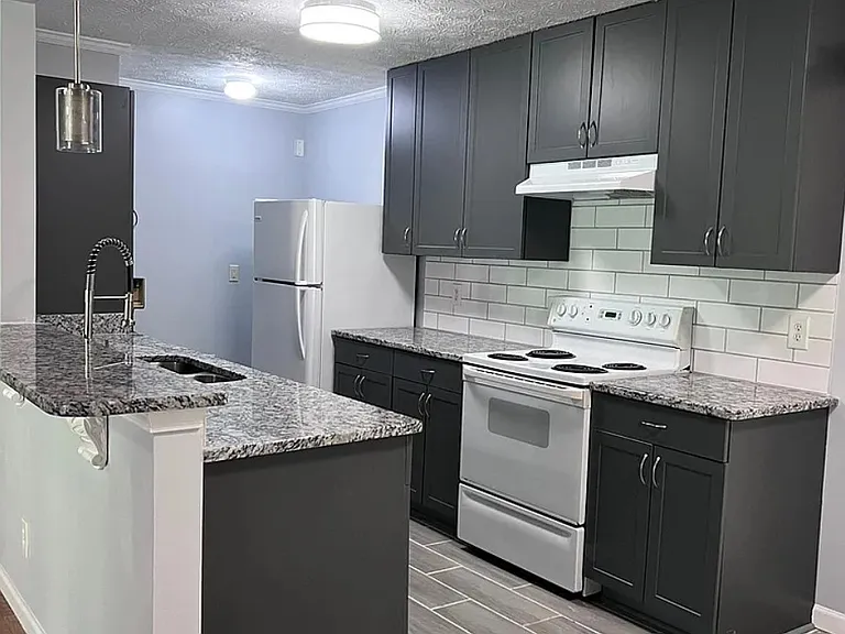 1916 Patterson Cir — Photo 1